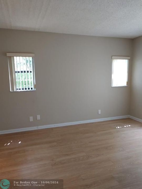 Active With Contract: $2,100 (2 beds, 2 baths, 950 Square Feet)