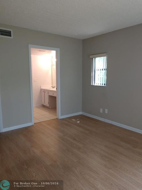 Active With Contract: $2,100 (2 beds, 2 baths, 950 Square Feet)