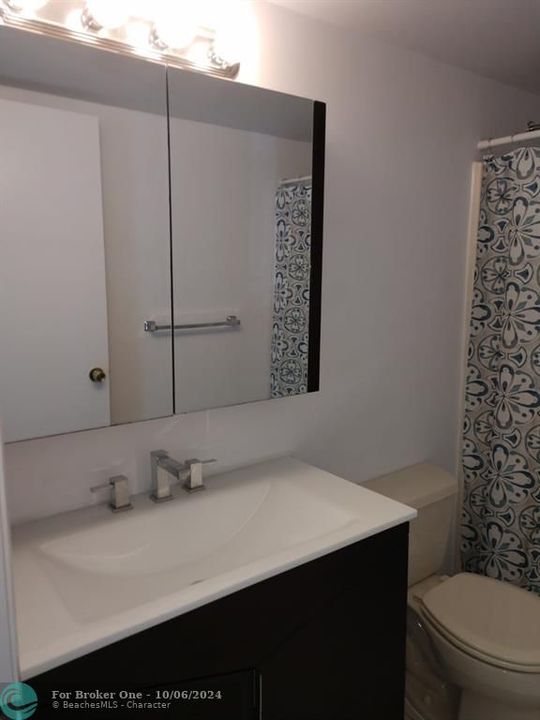 Active With Contract: $2,100 (2 beds, 2 baths, 950 Square Feet)