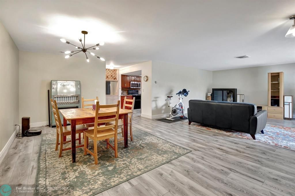 Active With Contract: $707,000 (4 beds, 2 baths, 2298 Square Feet)