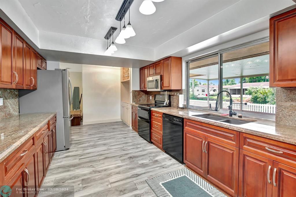 Active With Contract: $707,000 (4 beds, 2 baths, 2298 Square Feet)