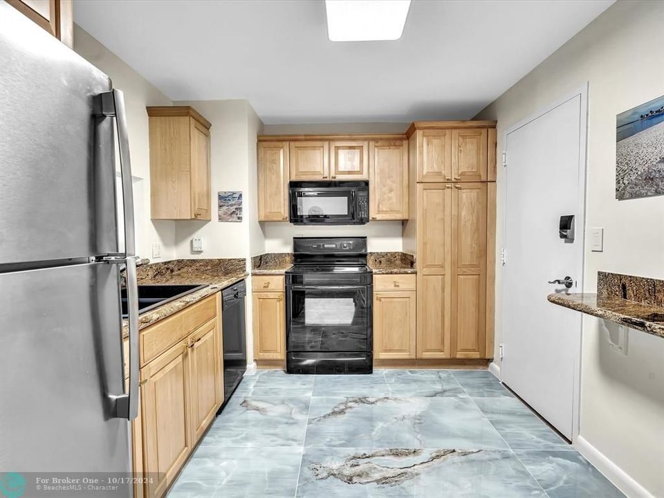 For Sale: $348,000 (1 beds, 1 baths, 940 Square Feet)