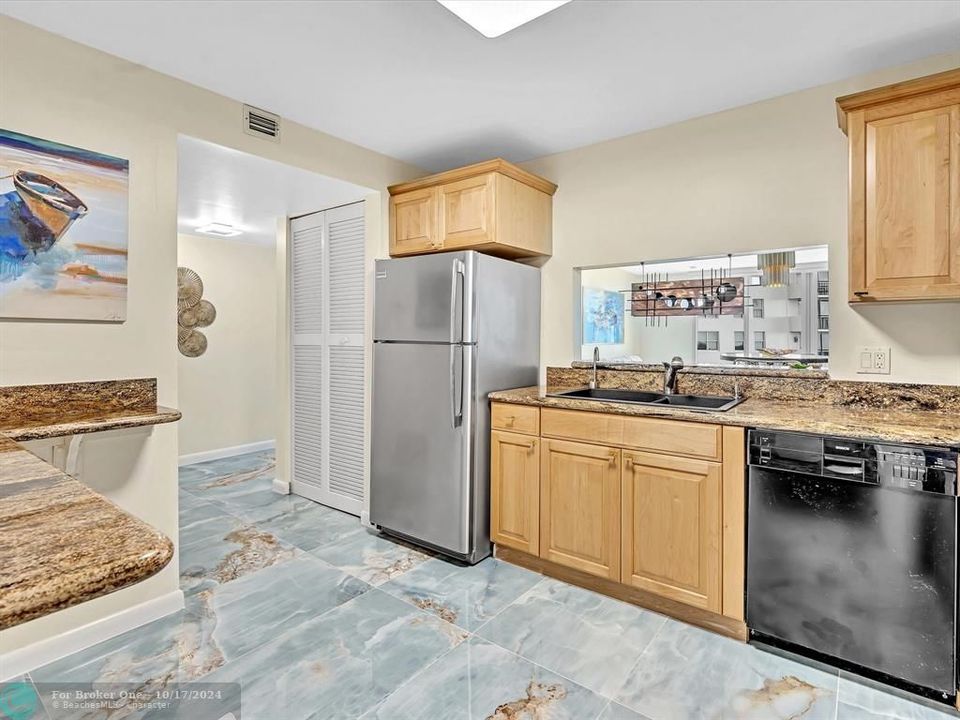 For Sale: $348,000 (1 beds, 1 baths, 940 Square Feet)