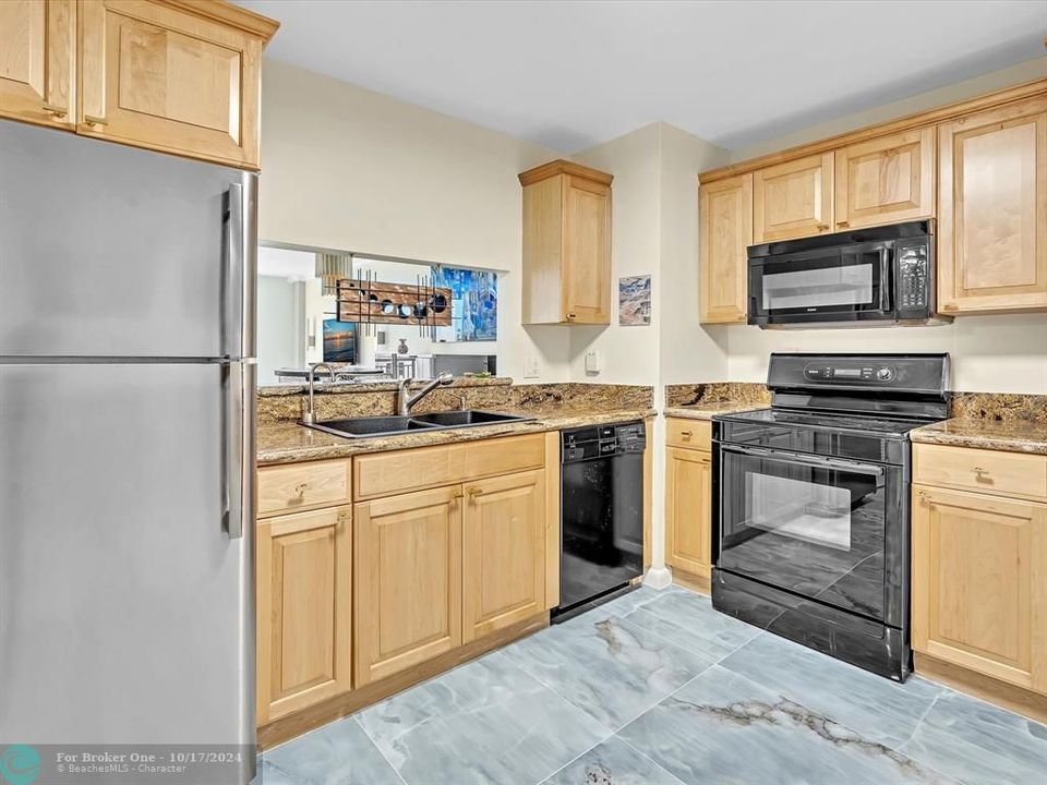 For Sale: $348,000 (1 beds, 1 baths, 940 Square Feet)