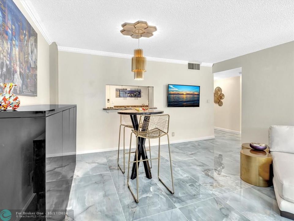 For Sale: $348,000 (1 beds, 1 baths, 940 Square Feet)