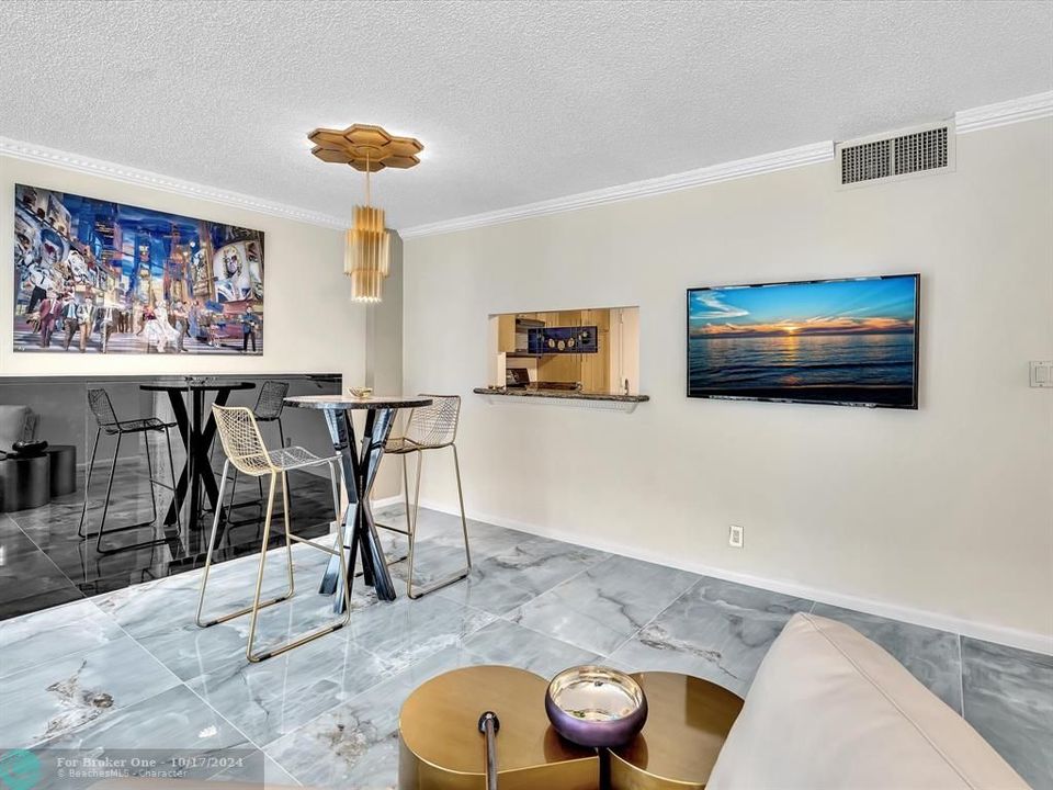 For Sale: $348,000 (1 beds, 1 baths, 940 Square Feet)