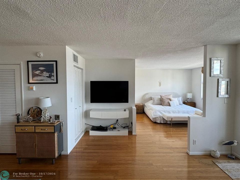 For Sale: $399,500 (1 beds, 1 baths, 900 Square Feet)