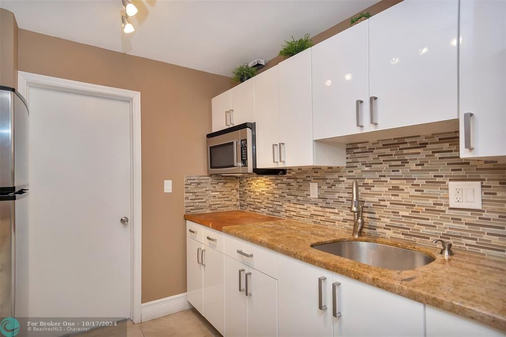 For Sale: $399,500 (1 beds, 1 baths, 900 Square Feet)