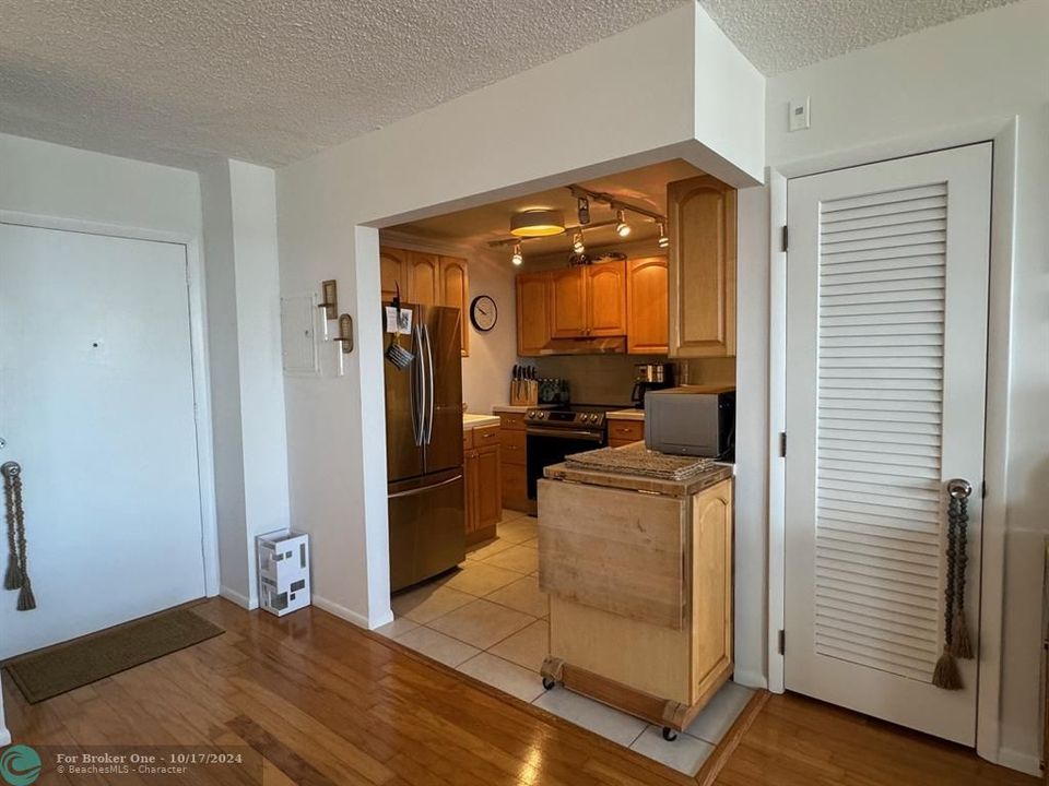 For Sale: $399,500 (1 beds, 1 baths, 900 Square Feet)