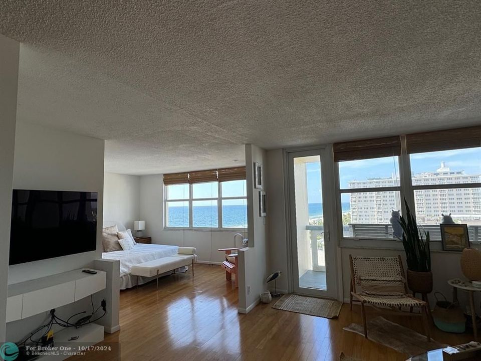 For Sale: $399,500 (1 beds, 1 baths, 900 Square Feet)