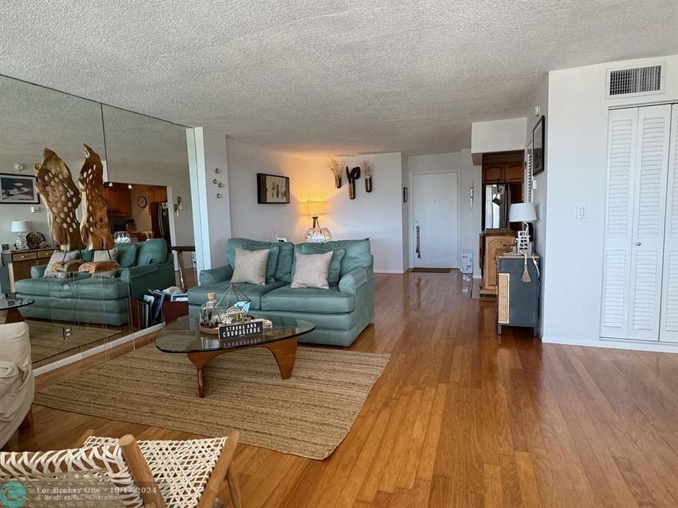 For Sale: $399,500 (1 beds, 1 baths, 900 Square Feet)