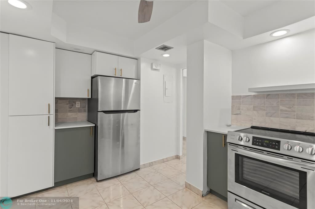 Active With Contract: $2,500 (1 beds, 1 baths, 1112 Square Feet)