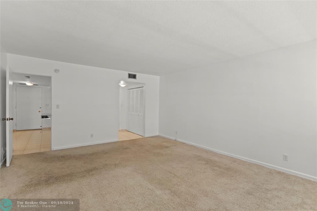 Active With Contract: $2,500 (1 beds, 1 baths, 1112 Square Feet)