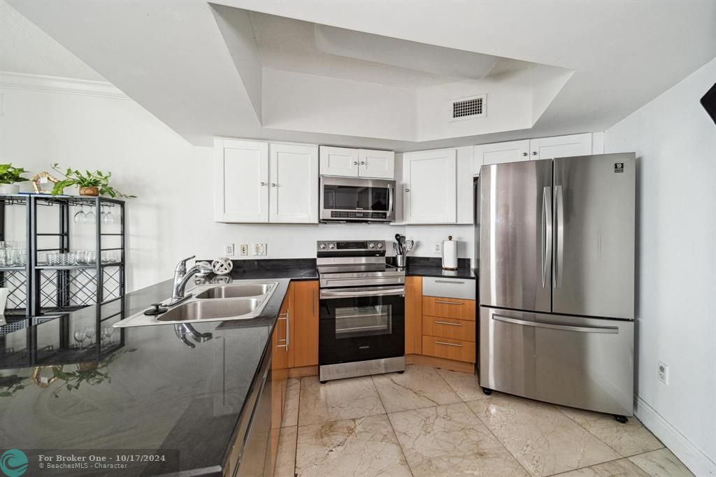 For Sale: $565,000 (2 beds, 2 baths, 1048 Square Feet)