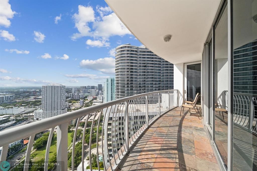 For Sale: $565,000 (2 beds, 2 baths, 1048 Square Feet)