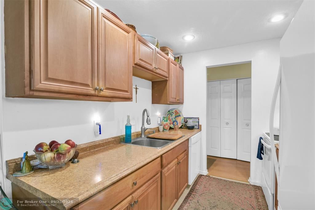 For Sale: $245,000 (2 beds, 2 baths, 1100 Square Feet)