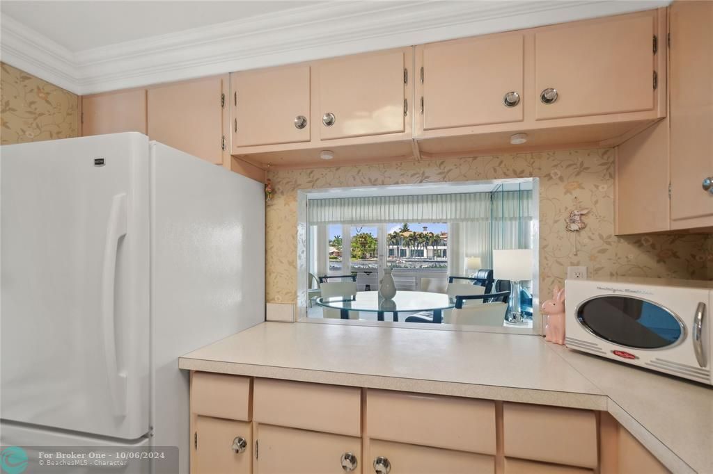 Active With Contract: $1,975 (1 beds, 1 baths, 1000 Square Feet)