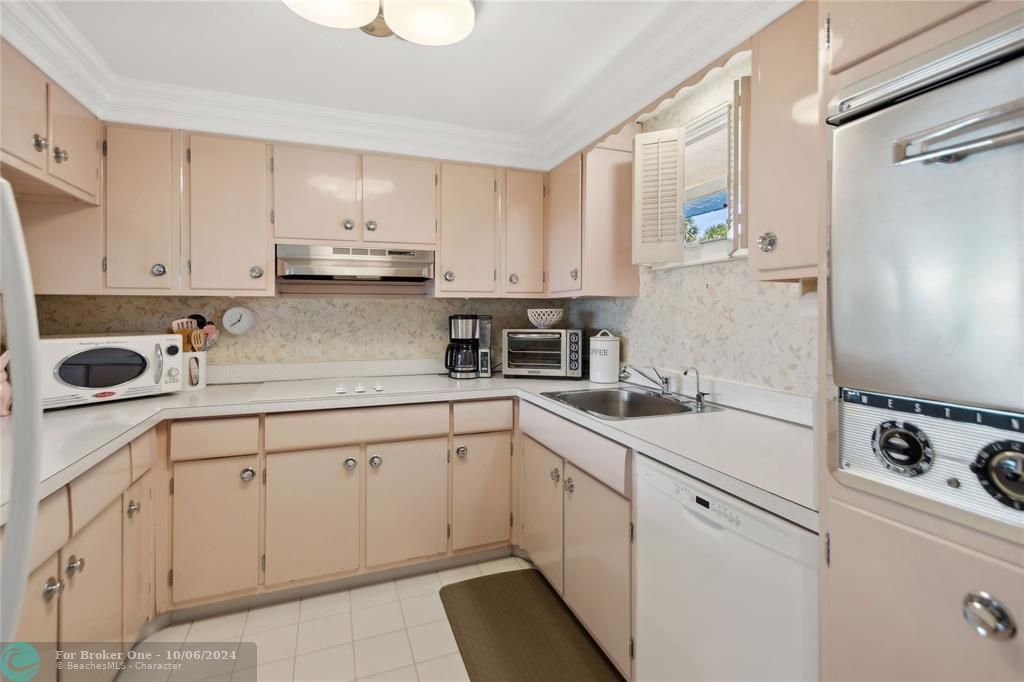 Active With Contract: $1,975 (1 beds, 1 baths, 1000 Square Feet)