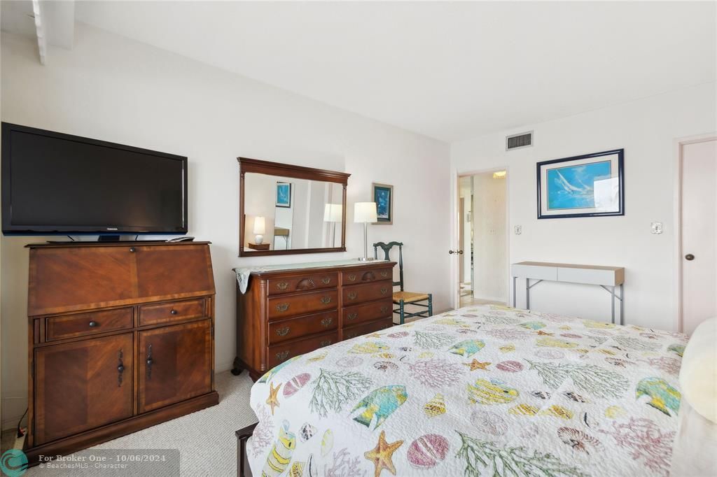 Active With Contract: $1,975 (1 beds, 1 baths, 1000 Square Feet)