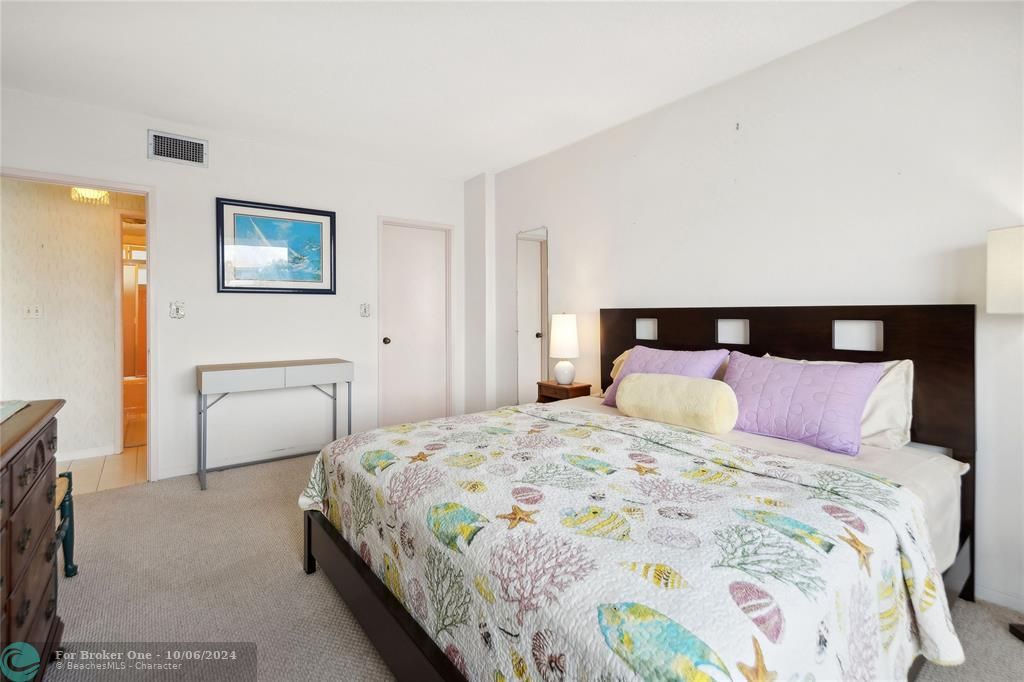 Active With Contract: $1,975 (1 beds, 1 baths, 1000 Square Feet)