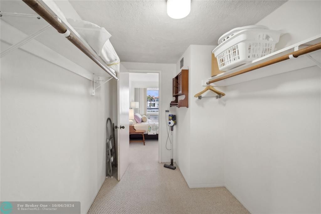 Active With Contract: $1,975 (1 beds, 1 baths, 1000 Square Feet)