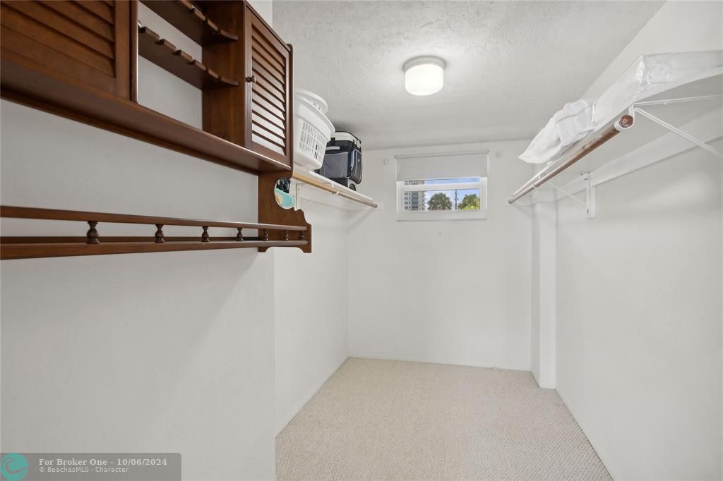 Active With Contract: $1,975 (1 beds, 1 baths, 1000 Square Feet)