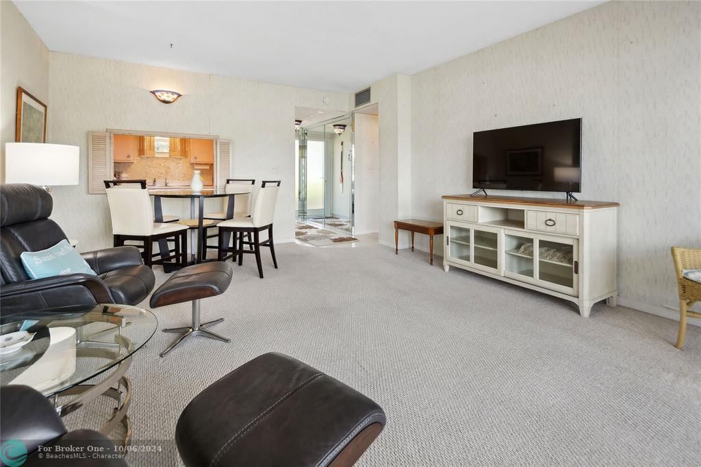 Active With Contract: $1,975 (1 beds, 1 baths, 1000 Square Feet)