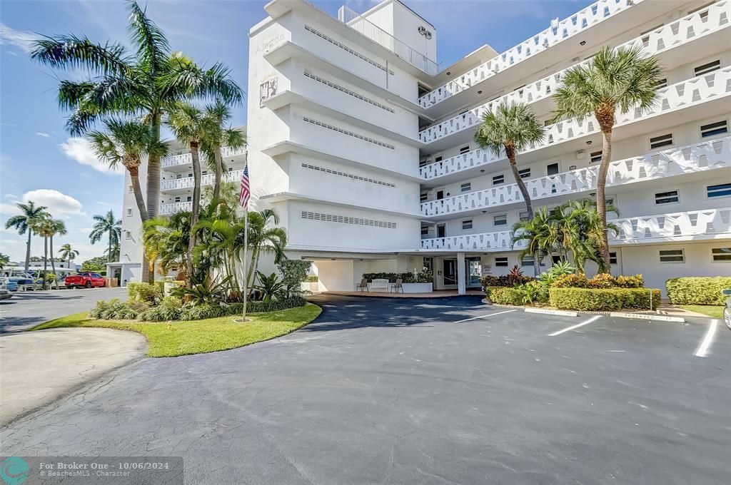 Active With Contract: $1,975 (1 beds, 1 baths, 1000 Square Feet)