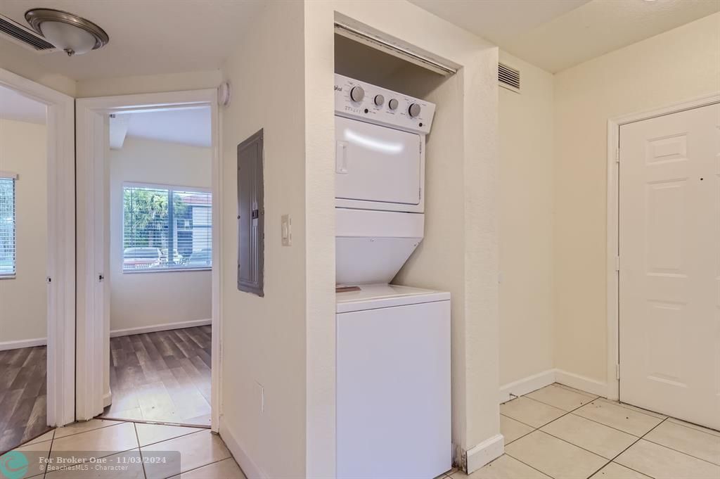 For Rent: $2,000 (3 beds, 2 baths, 999 Square Feet)