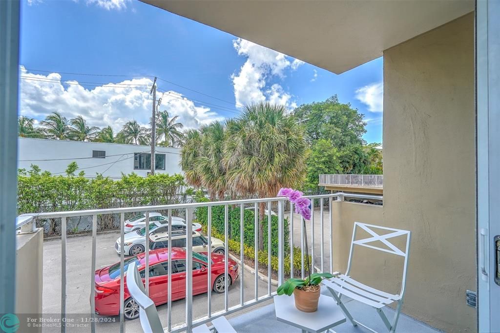 Active With Contract: $314,000 (2 beds, 2 baths, 830 Square Feet)