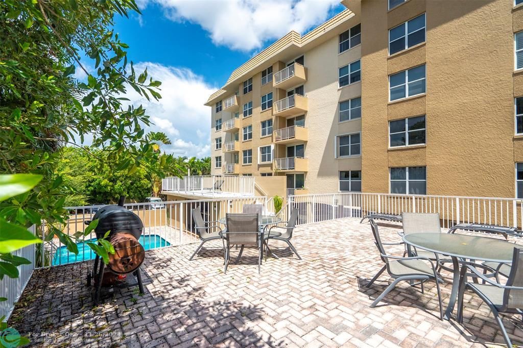 Active With Contract: $314,000 (2 beds, 2 baths, 830 Square Feet)