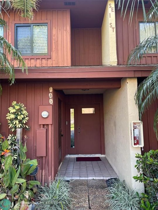 Active With Contract: $2,850 (2 beds, 2 baths, 1370 Square Feet)