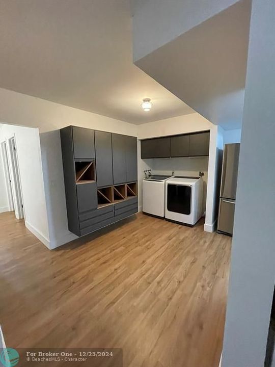 Active With Contract: $2,850 (2 beds, 2 baths, 1370 Square Feet)