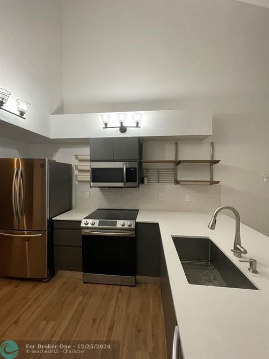 Active With Contract: $2,850 (2 beds, 2 baths, 1370 Square Feet)