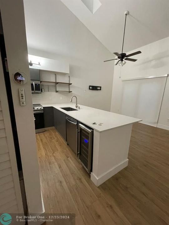 Active With Contract: $2,850 (2 beds, 2 baths, 1370 Square Feet)