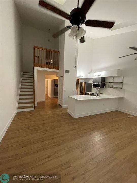 Active With Contract: $2,850 (2 beds, 2 baths, 1370 Square Feet)