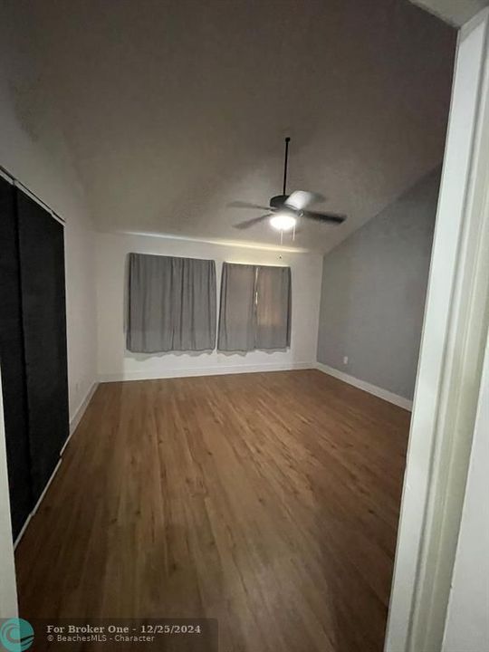 Active With Contract: $2,850 (2 beds, 2 baths, 1370 Square Feet)