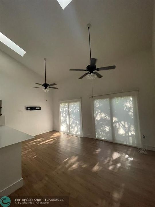 Active With Contract: $2,850 (2 beds, 2 baths, 1370 Square Feet)