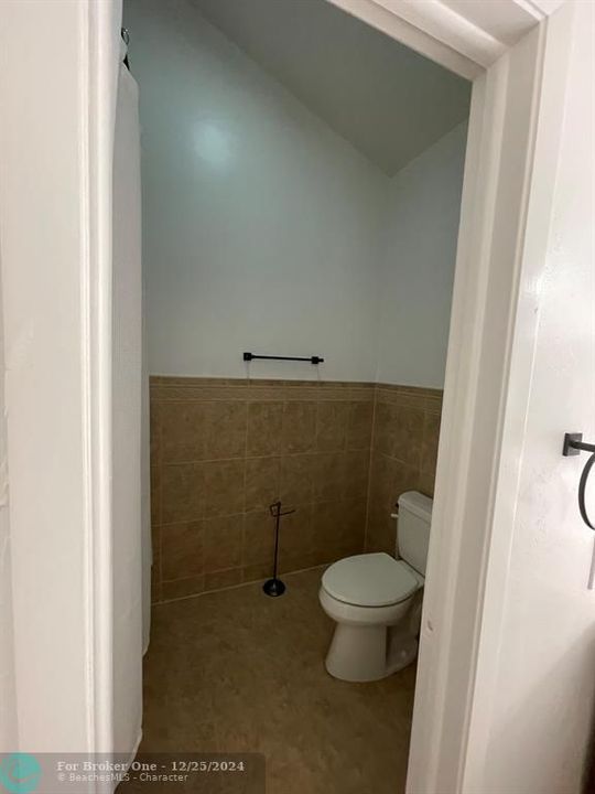 Active With Contract: $2,850 (2 beds, 2 baths, 1370 Square Feet)