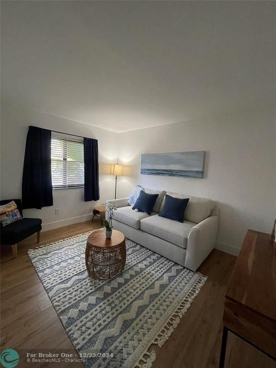 Active With Contract: $2,850 (2 beds, 2 baths, 1370 Square Feet)