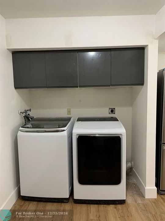 Active With Contract: $2,850 (2 beds, 2 baths, 1370 Square Feet)