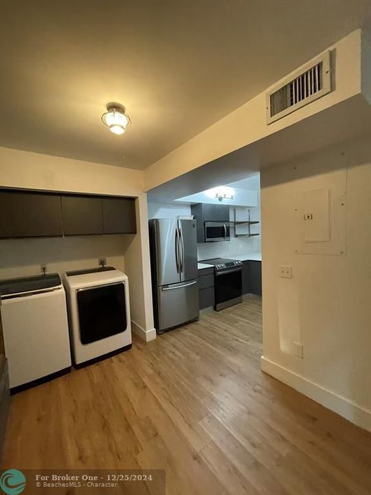 Active With Contract: $2,850 (2 beds, 2 baths, 1370 Square Feet)