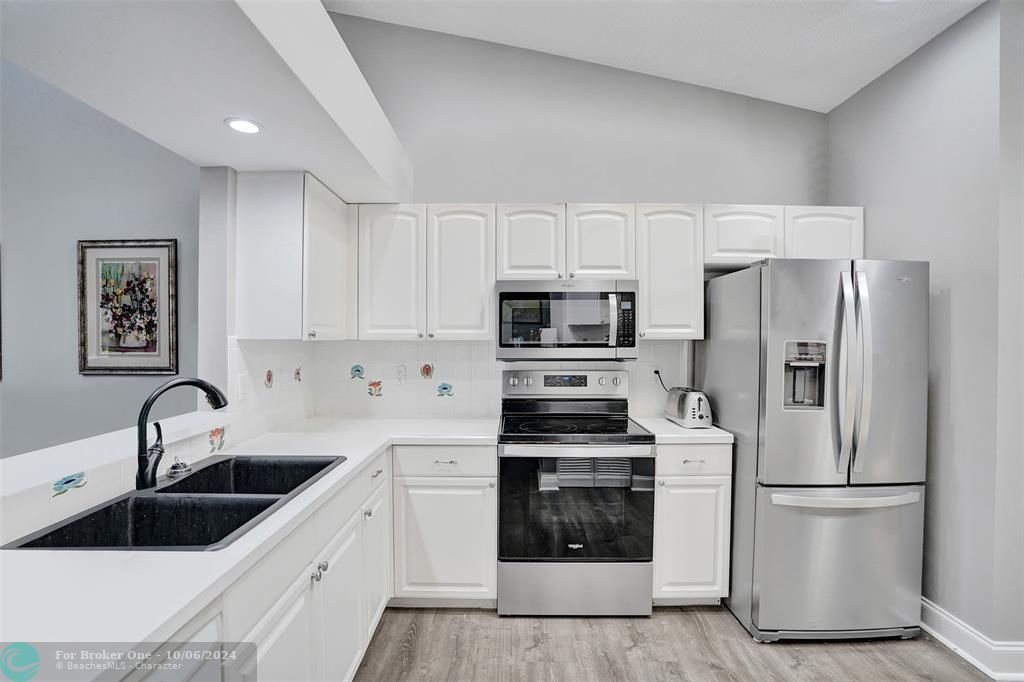 For Sale: $329,900 (2 beds, 2 baths, 1374 Square Feet)