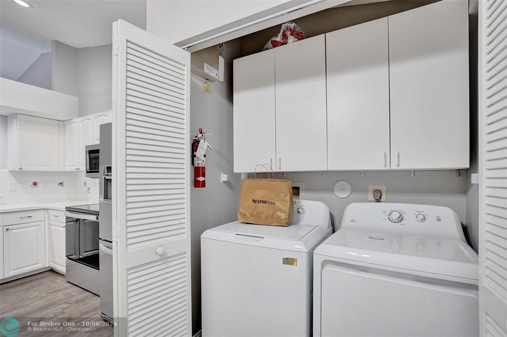 For Sale: $329,900 (2 beds, 2 baths, 1374 Square Feet)