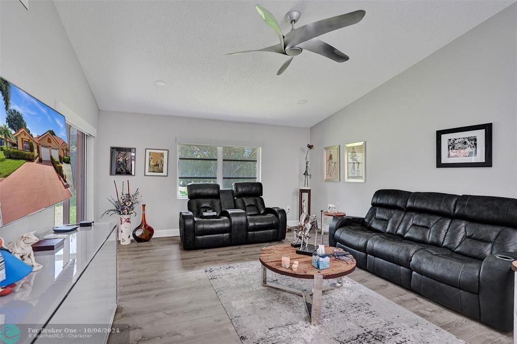 For Sale: $329,900 (2 beds, 2 baths, 1374 Square Feet)