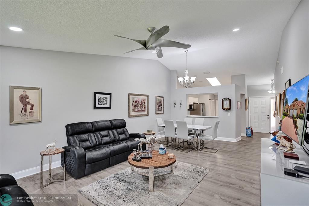 For Sale: $329,900 (2 beds, 2 baths, 1374 Square Feet)