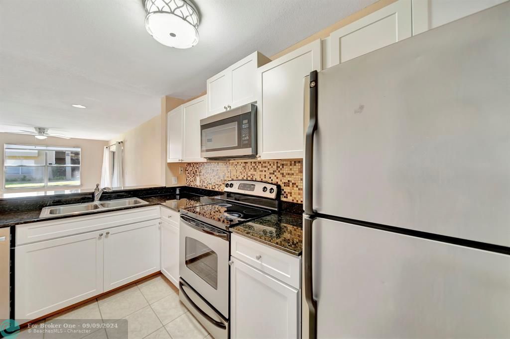 For Sale: $289,000 (2 beds, 2 baths, 946 Square Feet)