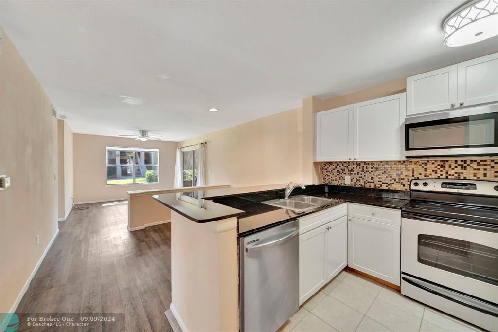 For Sale: $289,000 (2 beds, 2 baths, 946 Square Feet)