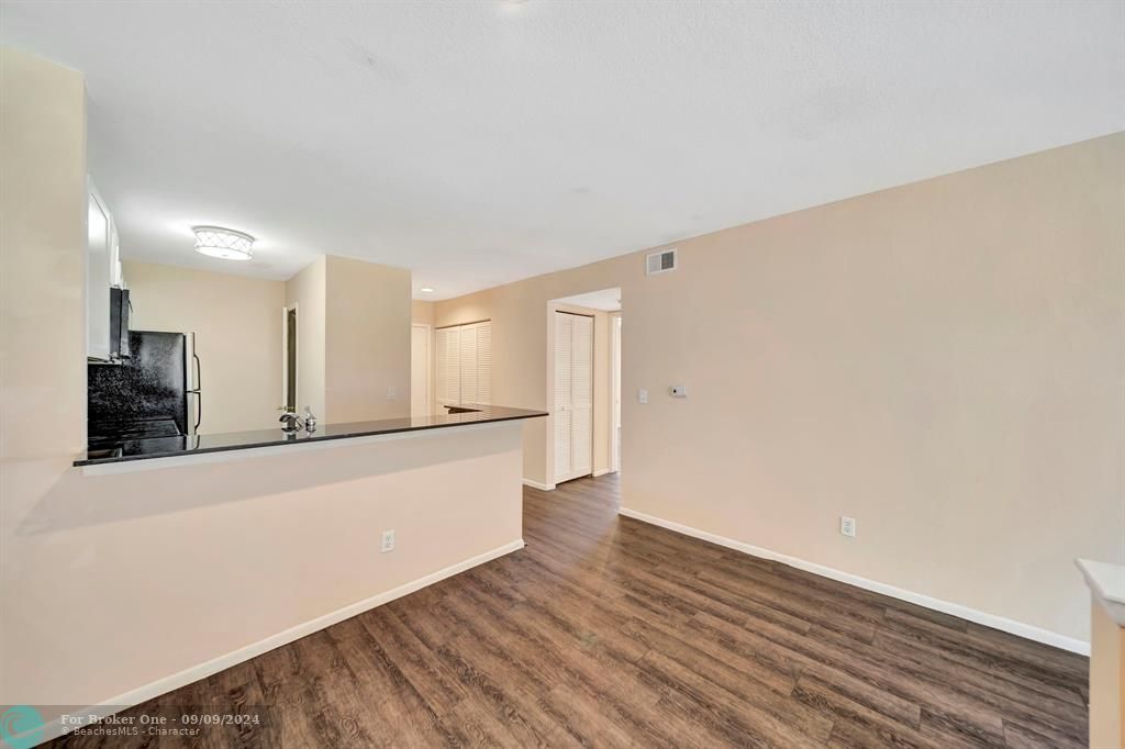 For Sale: $289,000 (2 beds, 2 baths, 946 Square Feet)