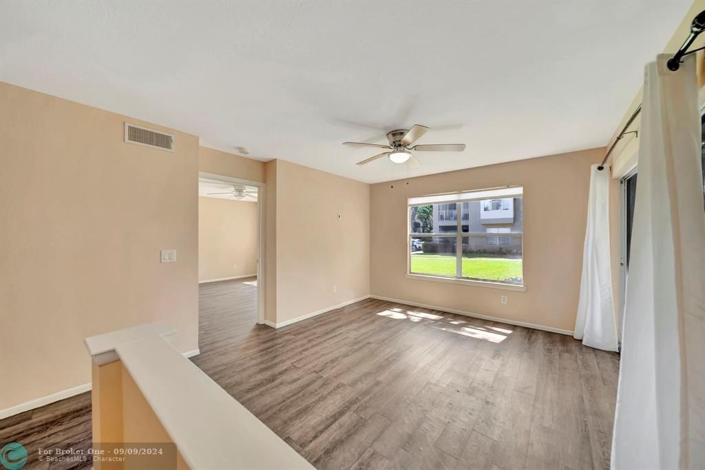 For Sale: $289,000 (2 beds, 2 baths, 946 Square Feet)